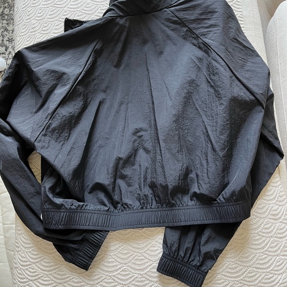 Reebok Classics Cropped Track Jacket 🖤🤍 - Picture 10 of 11